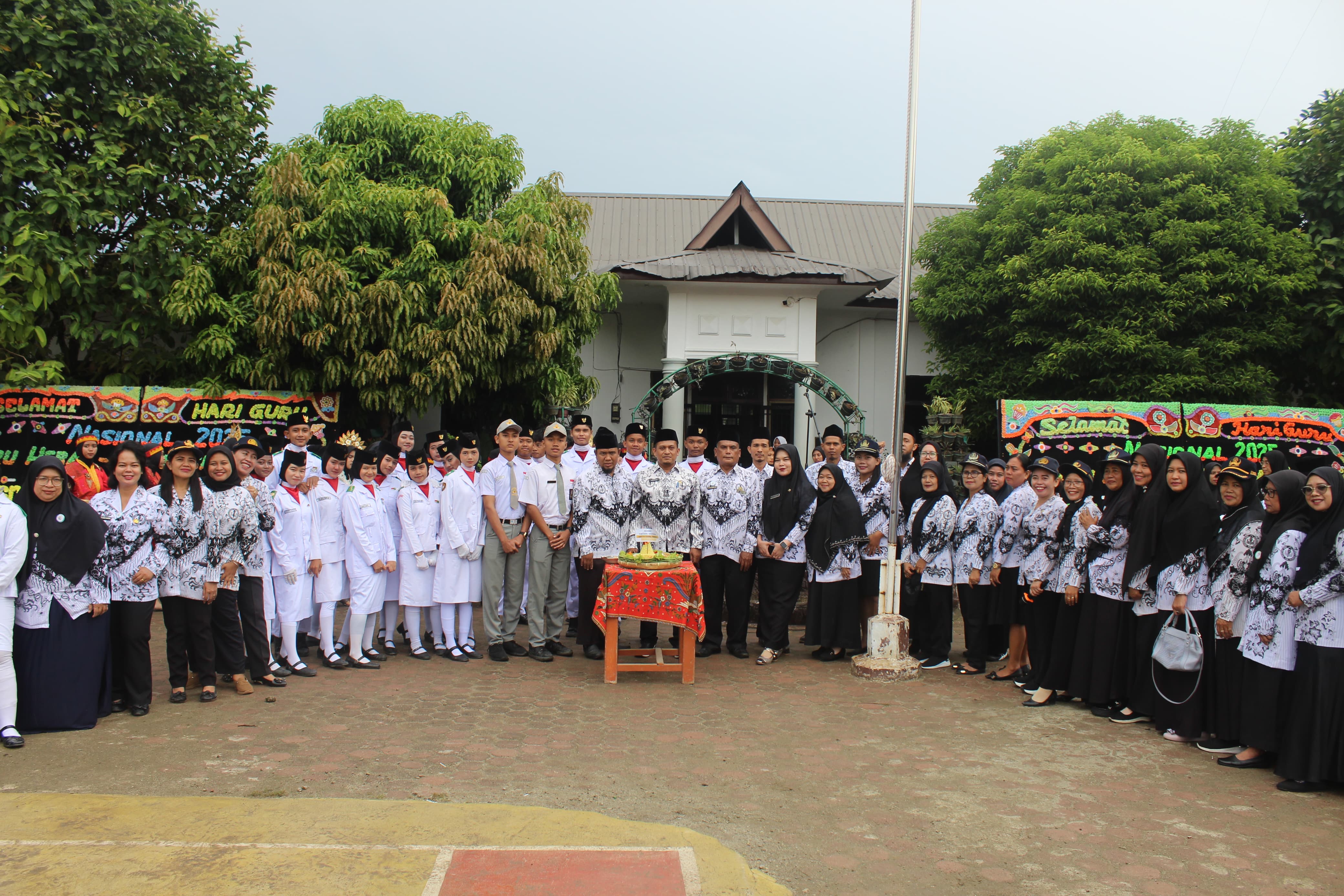 SMKN 4 Tebing Tinggi - Upacara Peringatan Hari Guru Nasional 2025 Berlangsung Khidmat dibawah Rintik Hujan
